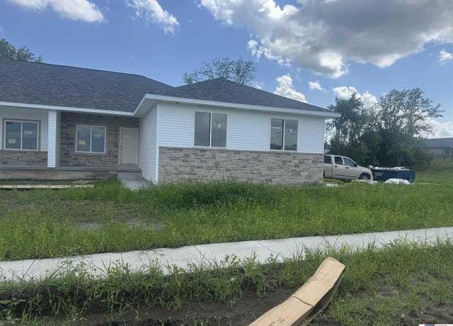 Property at 8101 Kallum Dr, Lincoln, NE 68516, 4 beds, 2 baths