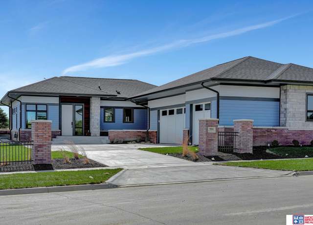 Property at 901 Pine Grove Ln, Lincoln, NE 68521, 4 beds, 3 baths