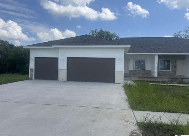 Property at 8107 Kallum Dr, Lincoln, NE 68516, 4 beds, 2 baths