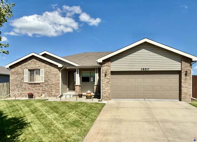 Property at 1850 SW 28th St, Lincoln, NE 68522, 4 beds, 2.5 baths