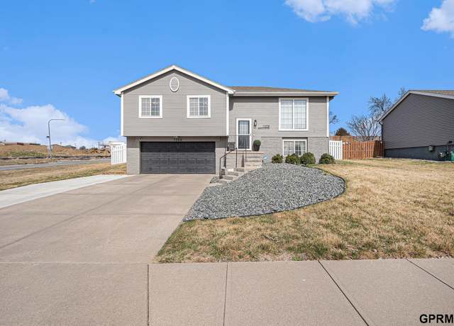 Property at 1308 Beaufort Dr, Papillion, NE 68133, 3 beds, 2 baths