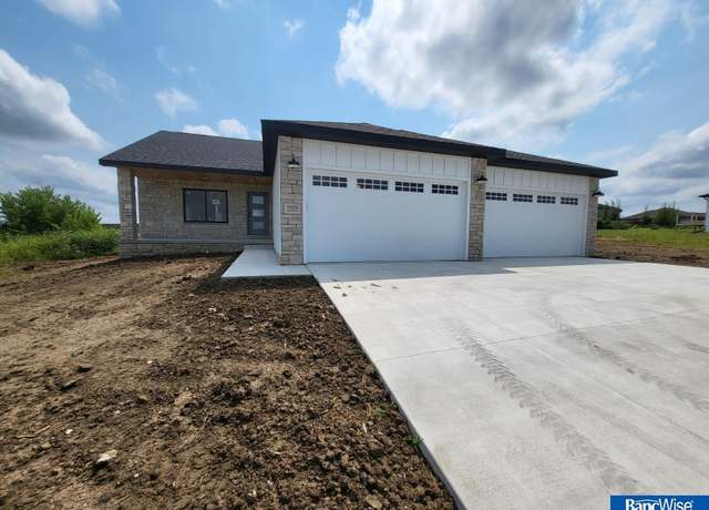 Property at 7929 Kallum Dr, Lincoln, NE 68516, 5 beds, 3 baths
