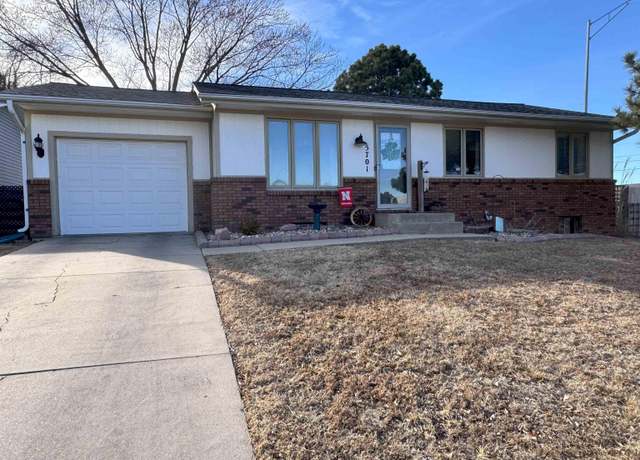 Property at 5701 Queens Dr, Lincoln, NE 68516, 3 beds, 2 baths