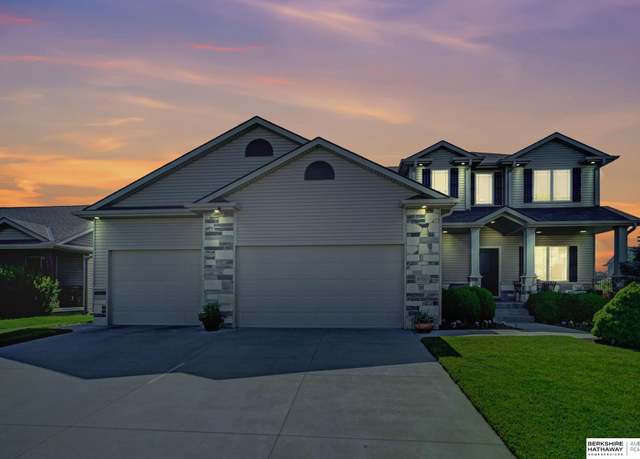Property at 8350 Emery Ln, Lincoln, NE 68516, 5 beds, 3.5 baths