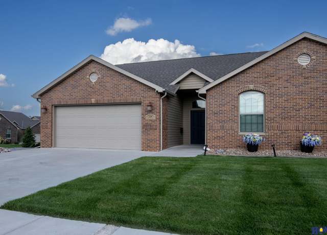 Property at 124 S 91st St, Lincoln, NE 68520, 3 beds, 3 baths