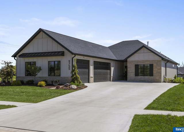 Property at 9755 Hillcrest Trl, Lincoln, NE 68520, 4 beds, 3 baths