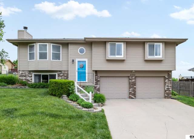 Property at 2302 Corn Dr, Papillion, NE 68046, 3 beds, 2 baths