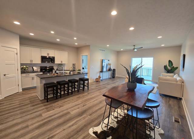 Property at 5835 S 94th St, Lincoln, NE 68526, 3 beds, 2.5 baths