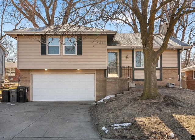 Property at 4800 Woodhaven Dr, Lincoln, NE 68516, 3 beds, 2 baths