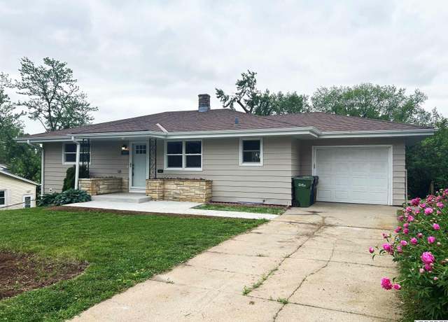 Property at 7022 S 41st St, Omaha, NE 68147, 3 beds, 2 baths