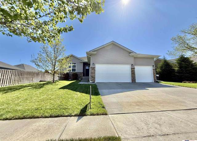 Property at 8918 S 72nd St, Lincoln, NE 68516, 5 beds, 3 baths