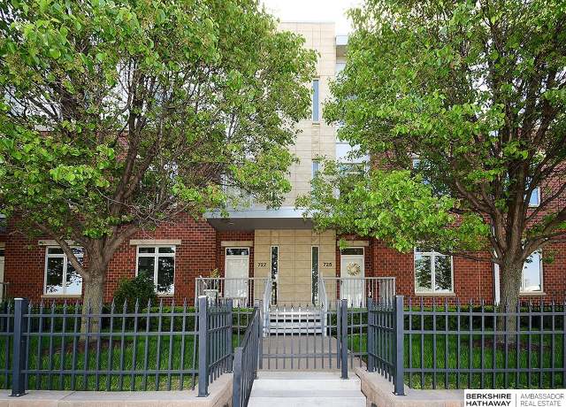 Property at 725 Riverfront Dr, Omaha, NE 68102, 3 beds, 2 baths