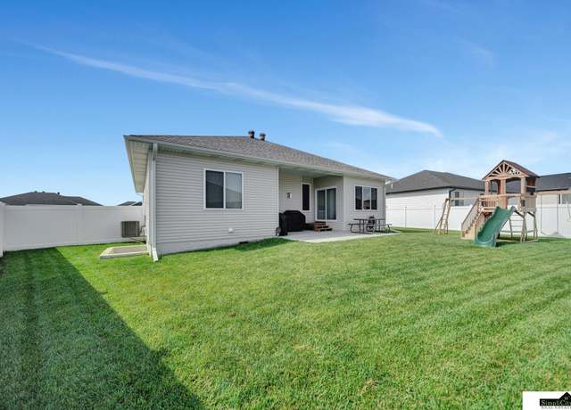 Property at 7420 Isidore Dr, Lincoln, NE 68516, 5 beds, 3 baths