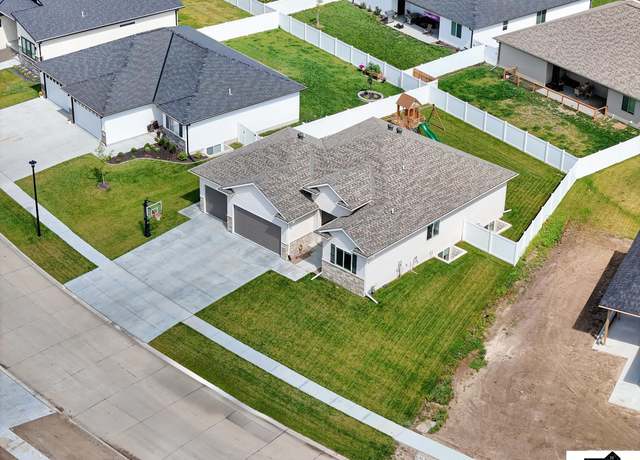 Property at 7420 Isidore Dr, Lincoln, NE 68516, 5 beds, 3 baths