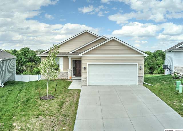 Property at 17508 Greenleaf St, Omaha, NE 68136, 3 beds, 3 baths