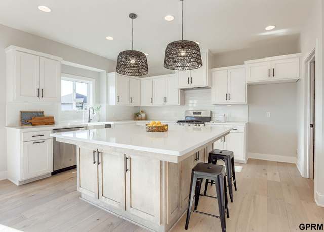 Property at 5724 N 209th St, Elkhorn, NE 68022, 4 beds, 3.5 baths