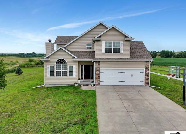 Property at 757 Bluff Rd, Lincoln, NE 68531, 4 beds, 3.5 baths