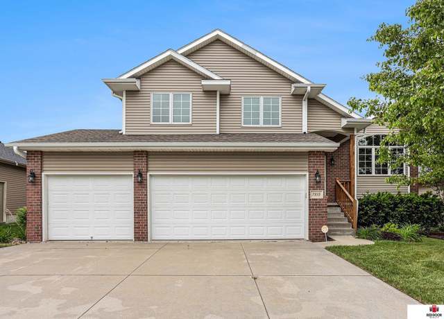 Property at 7935 Renatta Dr, Lincoln, NE 68516, 3 beds, 2.5 baths