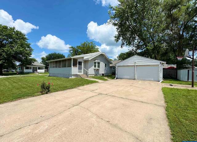 Property at 4440 N 71st St, Lincoln, NE 68507, 2 beds, 2 baths