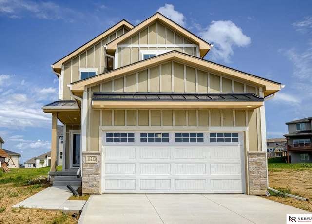 Property at 11213 Portage Dr, Papillion, NE 68046, 3 beds, 2.5 baths