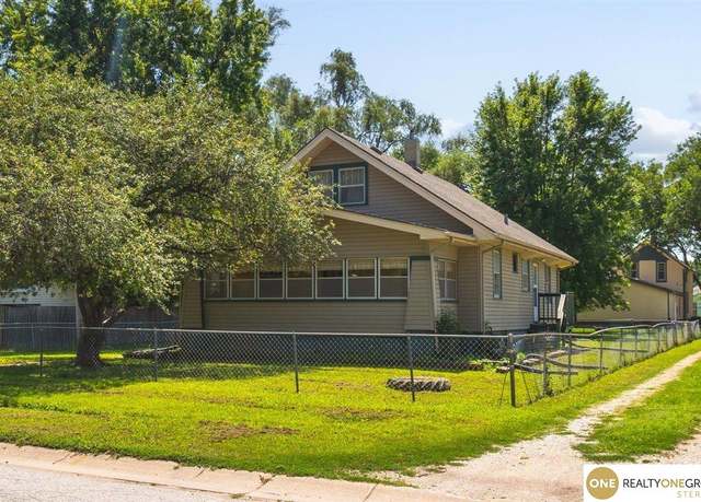 Property at 815 18th Ave, Council Bluffs, IA 51501, 3 beds, 2 baths
