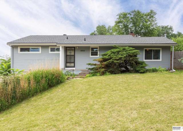 Property at 1805 Collins Dr, Bellevue, NE 68005, 3 beds, 2 baths