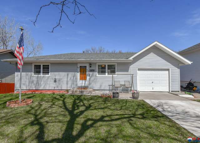 Property at 5010 W Saint Paul Ave, Lincoln, NE 68524, 2 beds, 2 baths