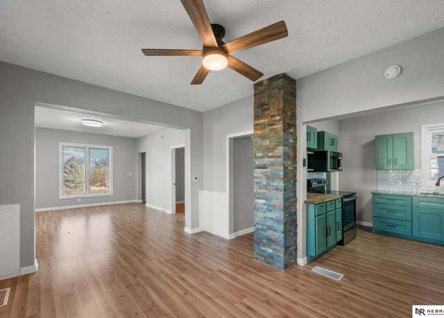 Property at 4504 S 32nd St, Omaha, NE 68107, 5 beds, 2 baths