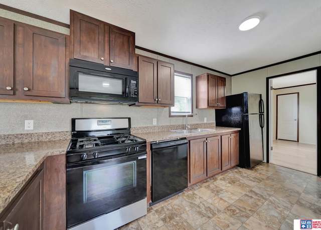 Property at 3601 NW Magnolia Ct, Lincoln, NE 68521, 3 beds, 2 baths
