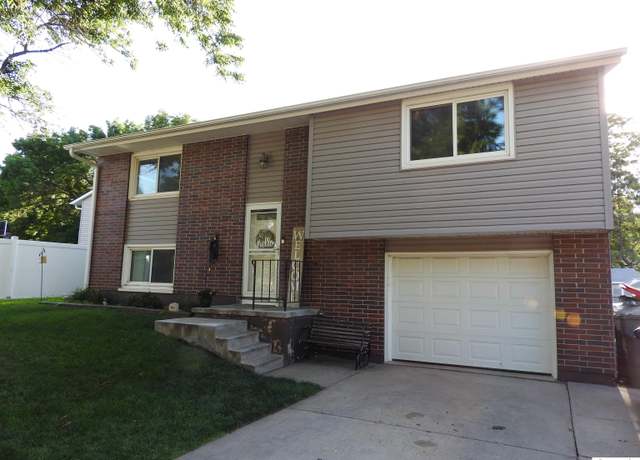 Property at 4833 Southwood Dr, Lincoln, NE 68512, 3 beds, 2 baths