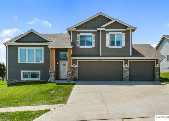 Property at 11311 Edgewater Dr, Papillion, NE 68046, 3 beds, 2 baths