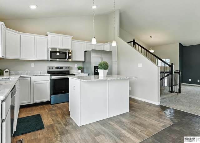 Property at 1709 Mayflower Rd, Bellevue, NE 68123, 3 beds, 2.5 baths