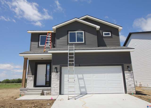 Property at 10531 S 76th St, Lincoln, NE 68516, 3 beds, 2.5 baths