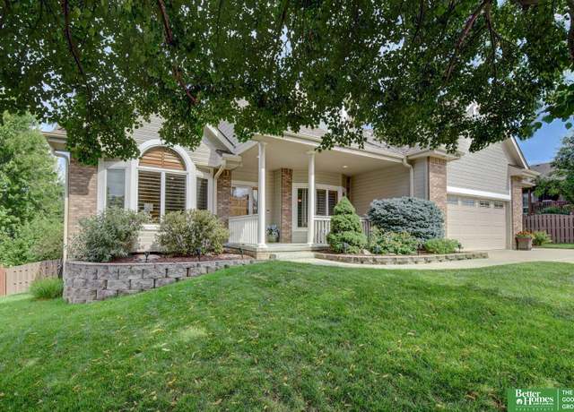 Property at 605 Fleetwood Dr, Papillion, NE 68133, 5 beds, 4 baths