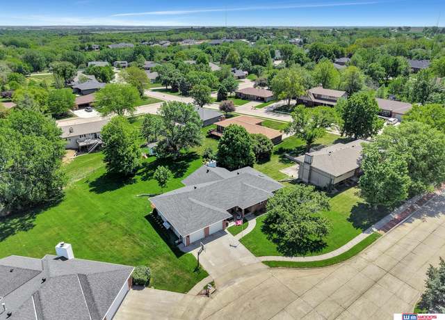 Property at 1714 S 14th Circle Dr, Beatrice, NE 68310, 4 beds, 3.5 baths