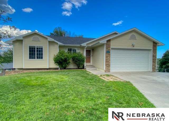 Property at 19003 Morrissey Cir, Omaha, NE 68022, 4 beds, 3 baths