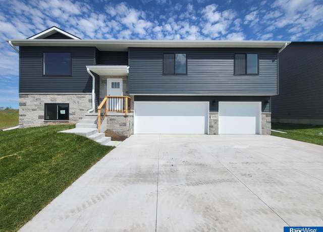 Property at 1450 W Beartooth Dr, Lincoln, NE 68521, 4 beds, 3 baths
