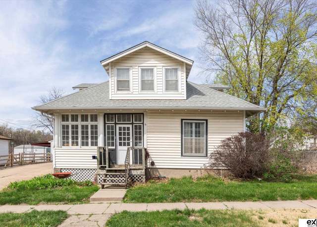 Property at 322 N 7th St, Plattsmouth, NE 68048, 3 beds, 2 baths