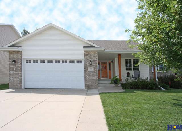 Property at 8811 Berg Dr, Lincoln, NE 68505, 4 beds, 3.5 baths