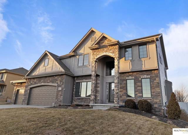Property at 7612 Castle St, Papillion, NE 68046, 5 beds, 3.5 baths