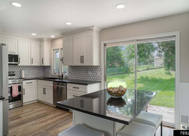 Property at 4004 N 92 Cir, Omaha, NE 68134, 3 beds, 1.5 baths
