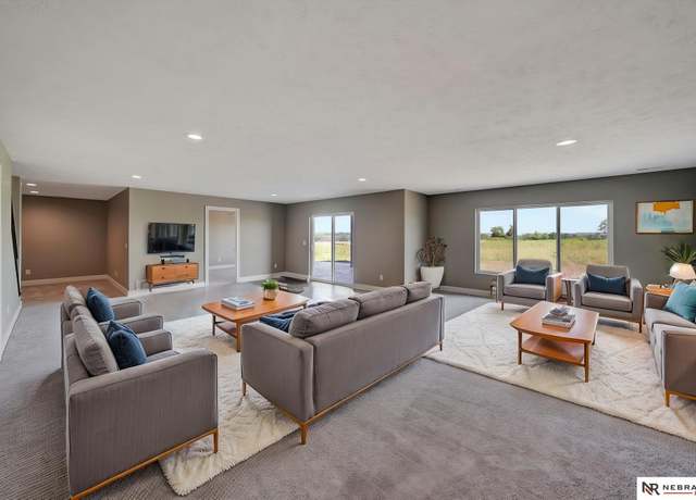 Property at 614 N 106th St, Lincoln, NE 68527, 5 beds, 4 baths