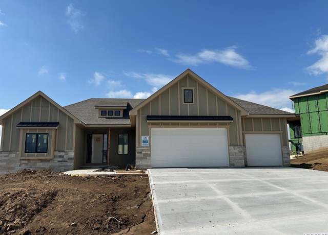 Property at 10011 Laramie St, Papillion, NE 68046, 4 beds, 3 baths