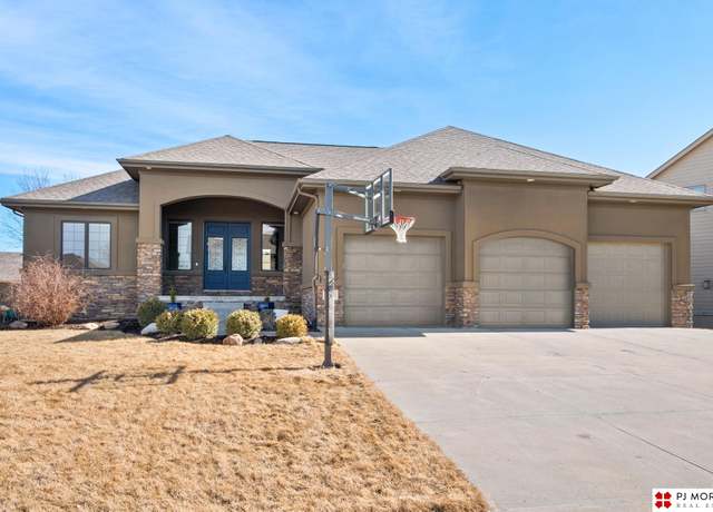 Property at 12123 S 79 St, Papillion, NE 68046, 5 beds, 3 baths