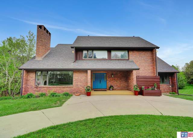 Property at 6400 S 84th St, Lincoln, NE 68516, 4 beds, 4 baths