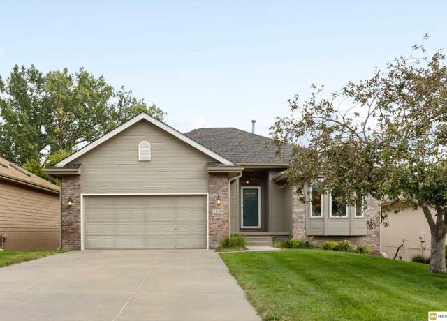Property at 2606 Lynnwood Dr, Bellevue, NE 68123, 3 beds, 3 baths