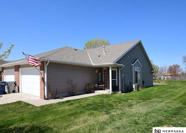 Property at 828 Norwood Dr, Lincoln, NE 68512, 2 beds, 2 baths