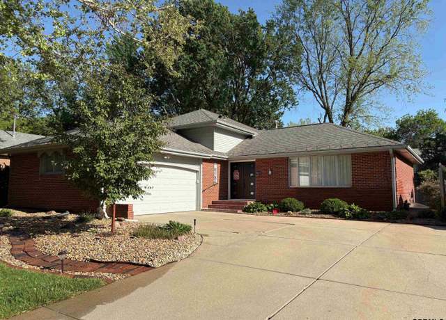 Property at 8133 S Hazelwood Dr, Lincoln, NE 68510, 3 beds, 3 baths