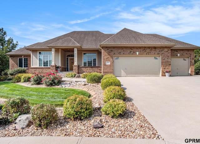 Property at 5003 Westlake Cir, Papillion, NE 68133, 4 beds, 3 baths