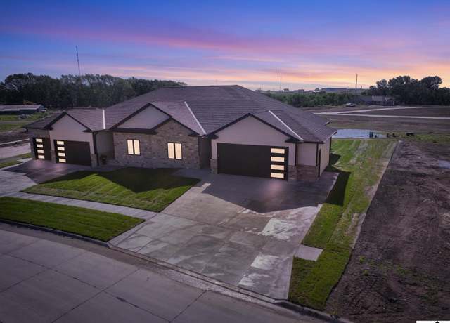 Property at 7945 Ponce Dr, Lincoln, NE 68516, 4 beds, 3 baths
